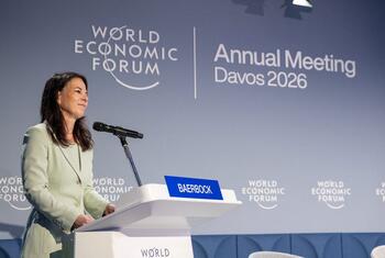 Une femme s'exprimant sur un podium lors de la réunion annuelle du Forum économique mondial à Davos 2026.