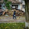 Une femme passe devant une maison détruite à Borodianka, en Ukraine (photo d'archives).