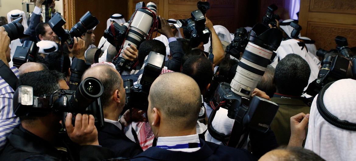 媒体代表出席在多哈举行的阿拉伯国家联盟峰会。（资料图片）