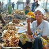 Une femme vend de la nourriture sur un marché en République démocratique du Congo.