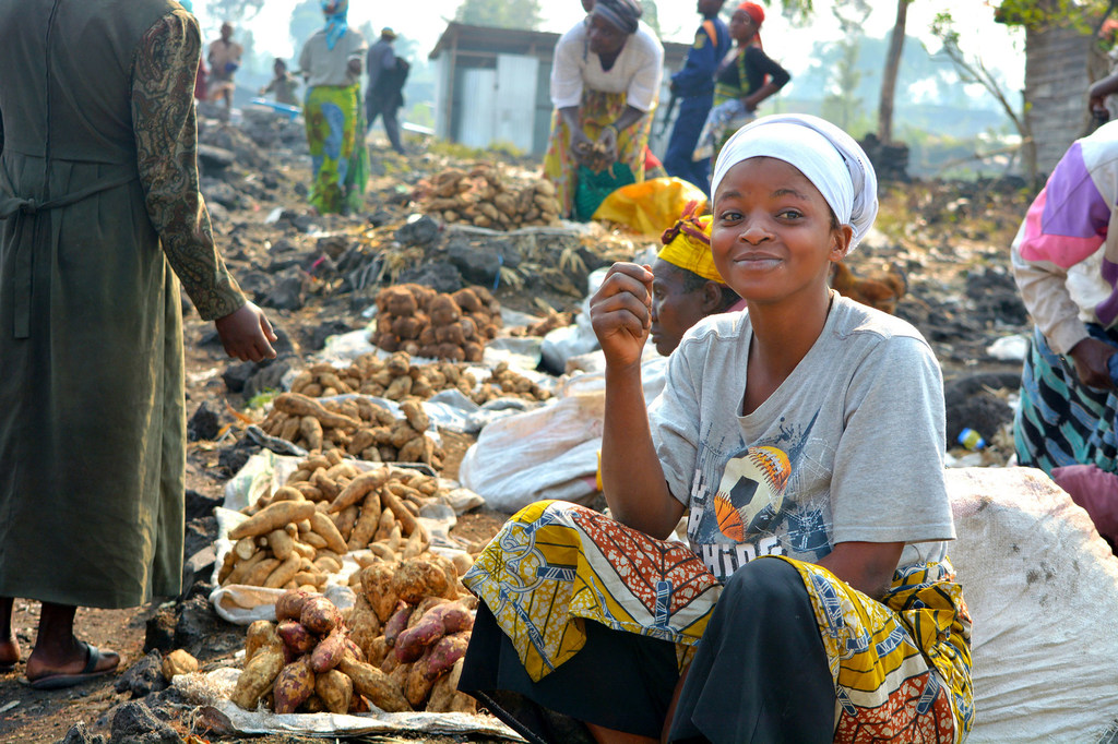 一名妇女在刚果民主共和国的一个市场上卖食物。