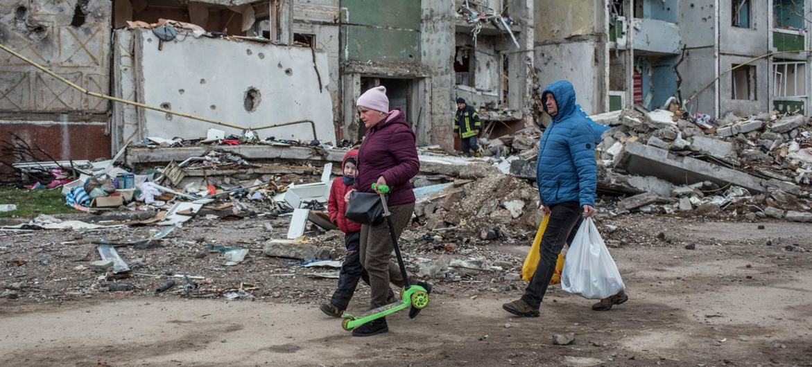 Un grupo de personas pasa junto a un edificio dañado por las bombas en Chernihiv, en el norte de Ucrania.