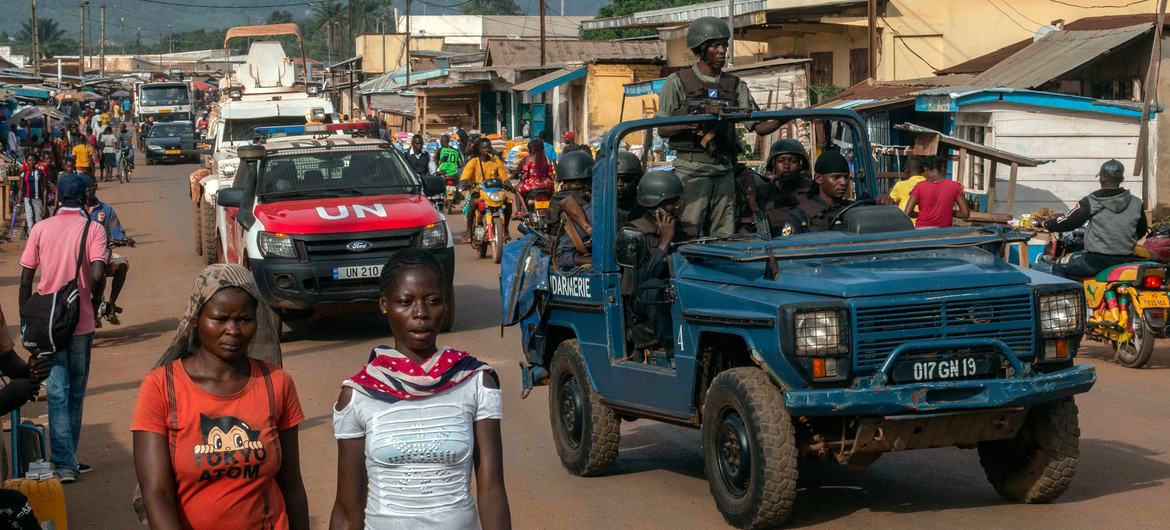 Une patrouille de l'ONU traverse une zone commerciale d'une ville de République centrafricaine.