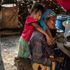 Une fille serre sa grand-mère dans ses bras dans un camp pour personnes déplacées dans l'est du Myanmar.