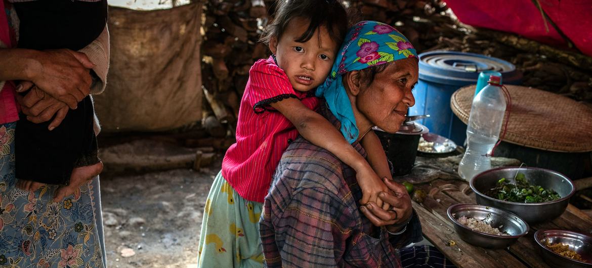 Une fille serre sa grand-mère dans ses bras dans un camp pour personnes déplacées dans l'est du Myanmar.
