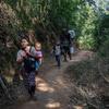 缅甸东部一个国内流离失所的家庭行进在泰缅边境地区。