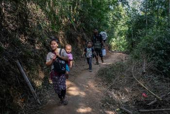 Une famille déplacée dans l’est du Myanmar marche près de la frontière avec la Thaïlande.