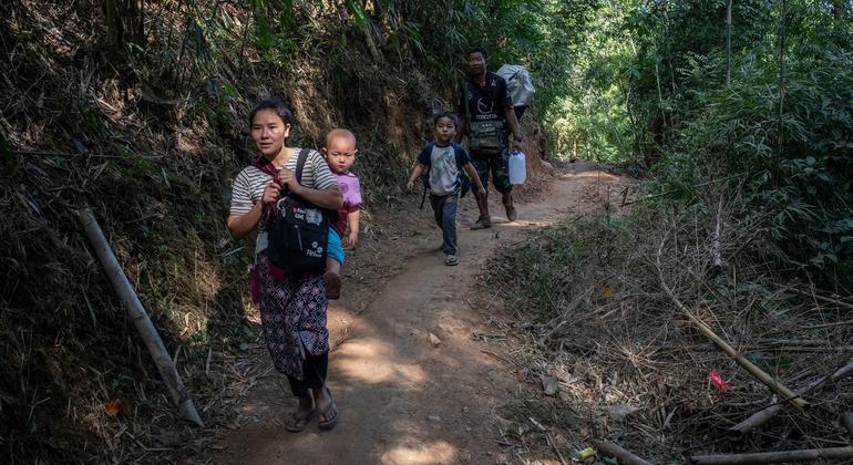 عائلة نازحة داخليا في شرق ميانمار تسير بالقرب من الحدود مع تايلاند.