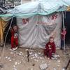 Маленькие дети стоят возле временного убежища в Рафахе.