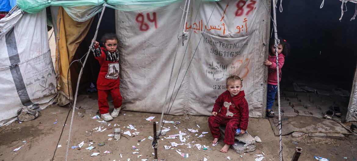 Niños gazatíes afuera de su refugio temporal en Rafah, en el sur de la Franja de Gaza.