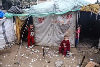 Crianças do lado de fora de seu abrigo temporário em Rafah, no sul da Faixa de Gaza.