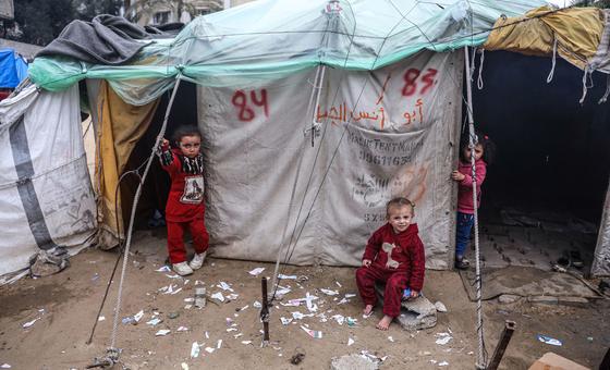 أطفال فلسطينيون خارج خيمتهم في رفح، جنوب قطاع غزة