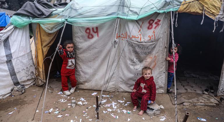 De jeunes enfants devant leur abri temporaire à Rafah, dans le sud de la bande de Gaza.