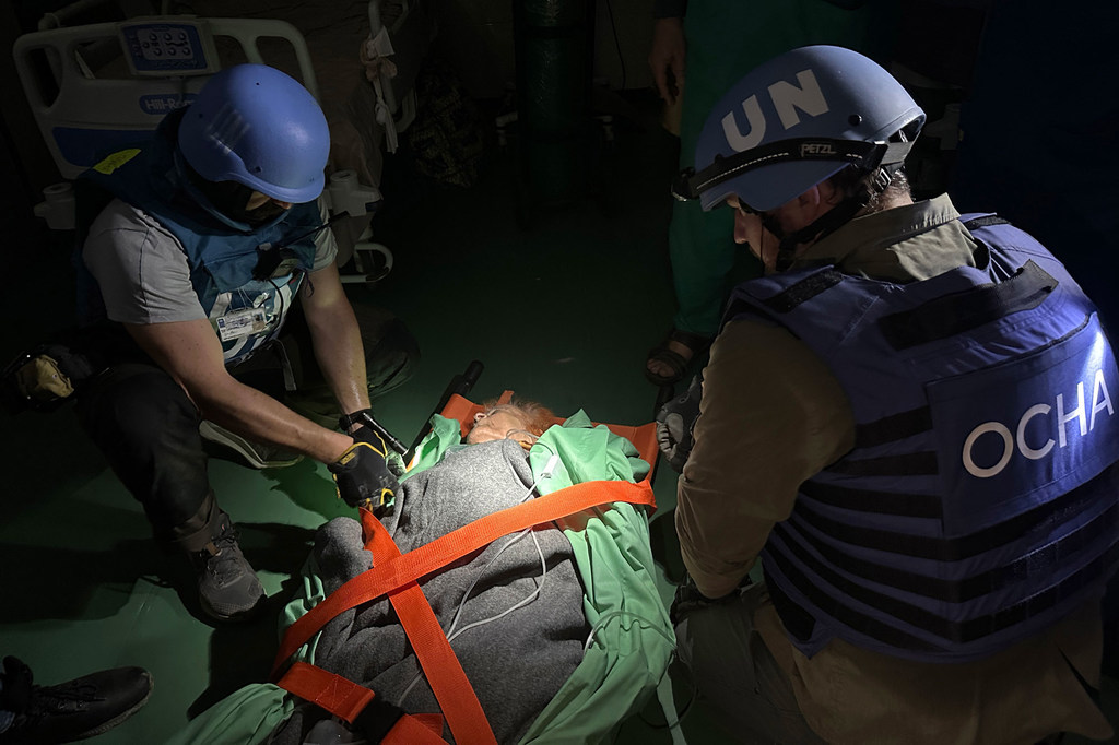 Le personnel de l'ONU aide à transférer des patients hors de l'hôpital Nasser à Gaza.