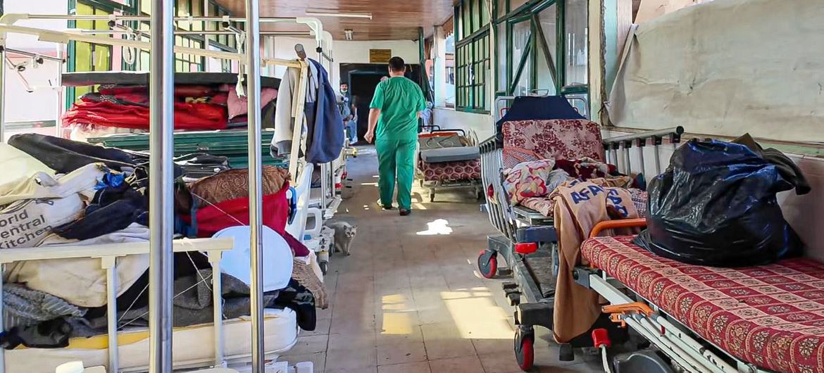 Des patients sont évacués de l'hôpital Nasser à Gaza.