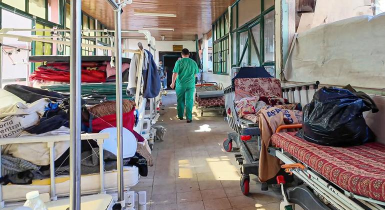 Los pacientes están siendo evacuados del hospital Nasser de Gaza en medio de las hostilidades.