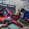 غزہ کے جنوبی علاقے رفح میں بچے اپنے گھروں کے سامان کے ساتھ پریشان بیٹھے ہیں۔