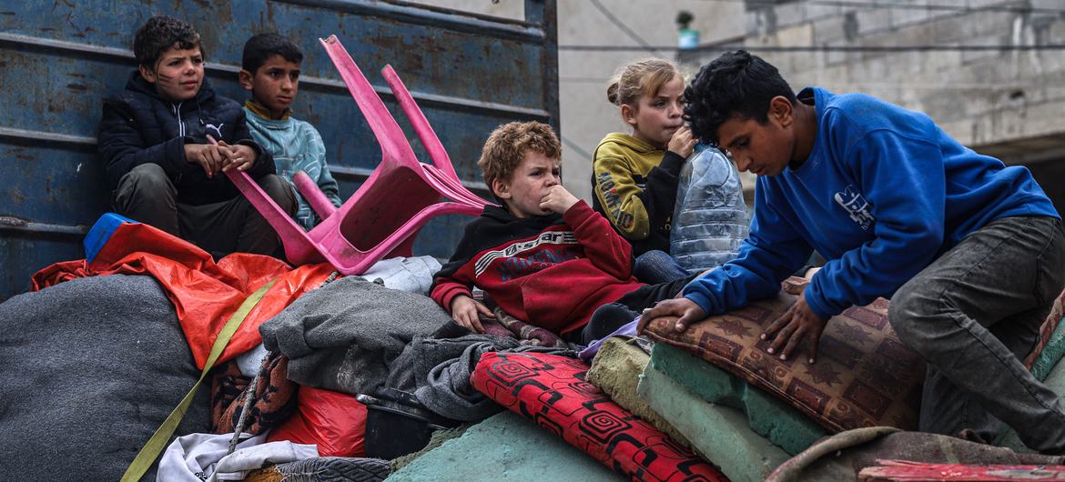 Un grupo de niños se reúne en Rafah, al sur de la Franja de Gaza.