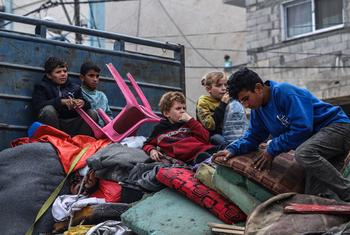 غزہ کے جنوبی علاقے رفح میں بچے اپنے گھروں کے سامان کے ساتھ پریشان بیٹھے ہیں۔