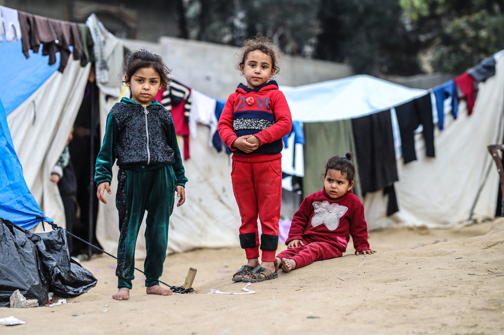 Des enfants palestiniens déplacés internes ont trouvé refuge à Rafah, dans le sud de Gaza.