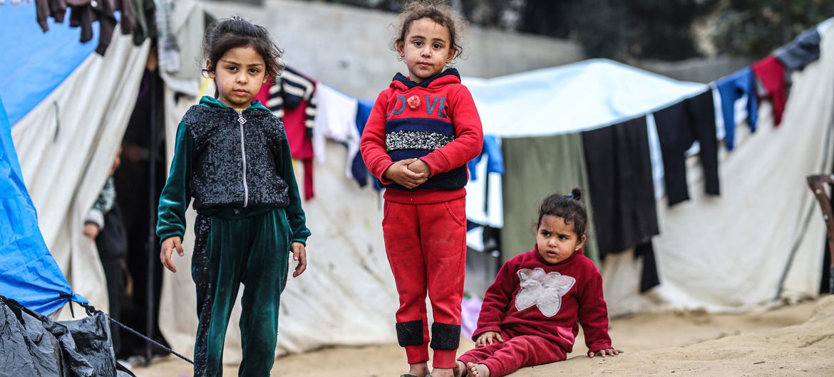 Niños palestinos desplazados se refugian en Rafah, en el sur de Gaza.