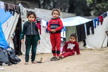 Niños palestinos desplazados se refugian en Rafah, en el sur de Gaza.