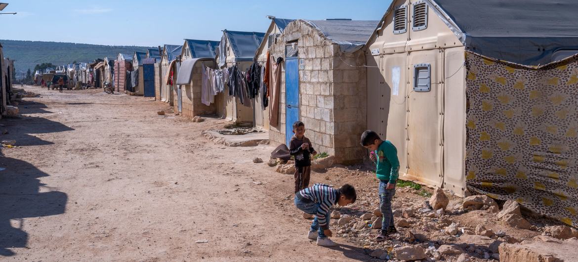 Meninos brincam em acampamento informal na Síria