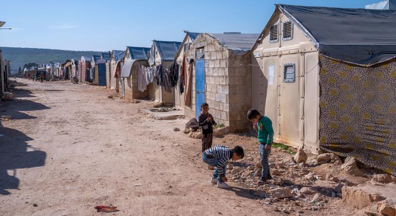 सीरिया में 14 वर्षों के गृह युद्ध में भारी तबाही हुई है और बहुत से बच्चों ने युद्ध के सिवाय कुछ नहीं देखा है.