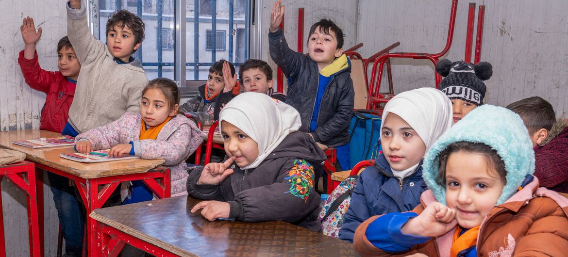(أرشيف) طلاب في إحدى المدارس التي أعادت منظمة اليونيسف تأهيلها في حلب.