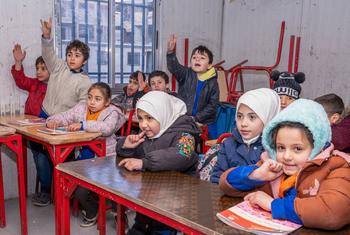(أرشيف) طلاب في إحدى المدارس التي أعادت منظمة اليونيسف تأهيلها في حلب.