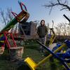 Un niño en un parque infantil destruido en la localidad de Partyzanske, en el sur de Ucrania.