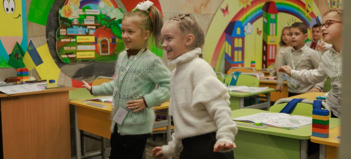 Дети в Харькове учатся в школе под землей.