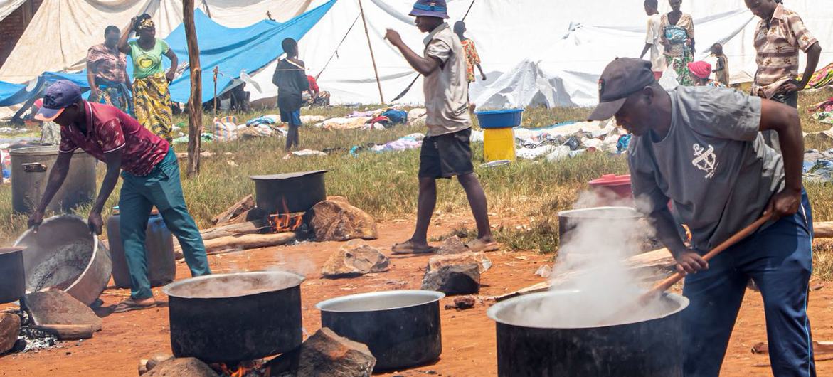 Le Programme alimentaire mondial fournit des repas chauds aux réfugiés fuyant l’est de la RD du Congo vers le Burundi.