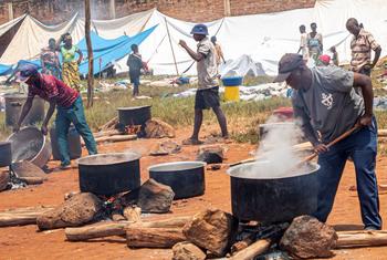 Le Programme alimentaire mondial fournit des repas chauds aux réfugiés fuyant l’est de la RD du Congo vers le Burundi.