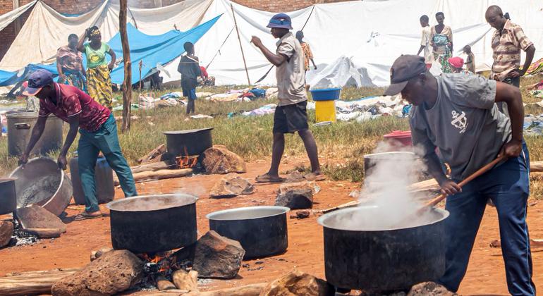 El Programa Mundial de Alimentos proporciona comidas calientes a unas 50.000 personas que huyen del este de la República Democrática del Congo a Burundi.