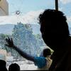 Un miembro del personal de la ONU recorre un edificio atacado por bandas en Puerto Príncipe. Un miembro del personal de la ONU recorre un edificio atacado por bandas en Puerto Príncipe.