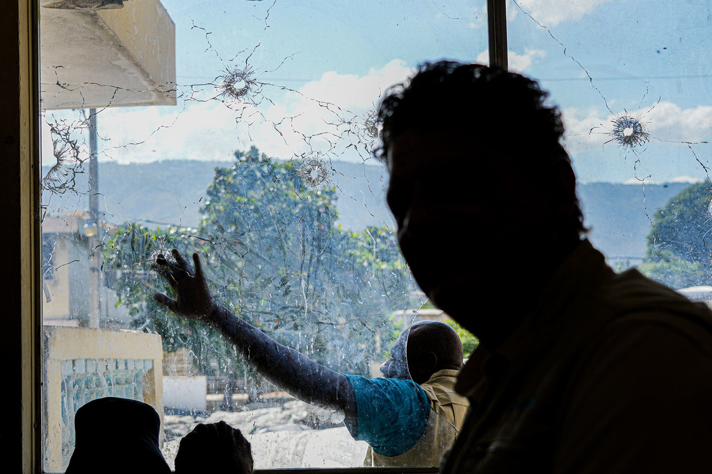 Un employé de l'ONU visite un bâtiment ciblé par des gangs à Port-au-Prince, la capitale haïtienne.
