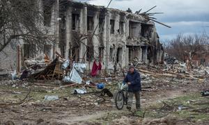 乌克兰切尔尼戈夫附近的村庄遭到猛烈轰炸。
