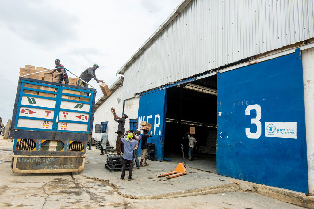 Des ouvriers déchargent un camion de nourriture dans l'entrepôt du Programme alimentaire mondial (PAM), à Maiduguri, au Nigeria.