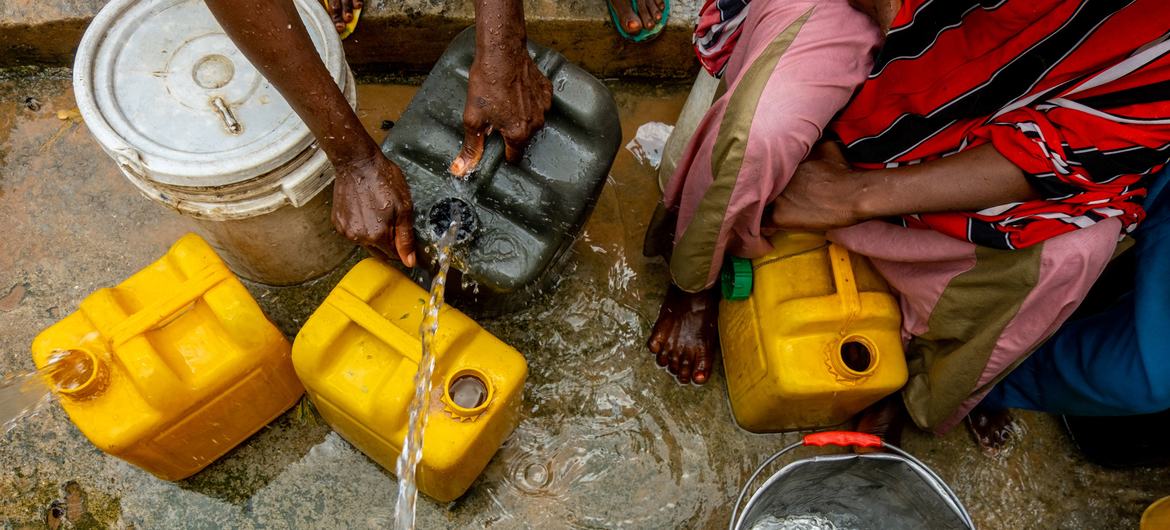 اقوام متحدہ کے ایک شراکت دار کی طرف سے نائیجریا میں لوگوں کو پینے کا صاف پانی فراہم کیا جا رہا ہے۔