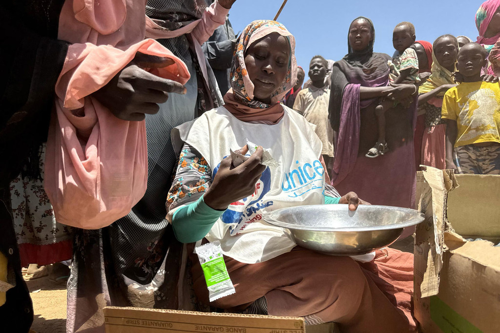Распределение помощи между переселенцами в Северном Дарфуре.
