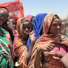 Des femmes et des enfants déplacés font la queue au camp de Zamzam à Tawila, dans le nord du Darfour.