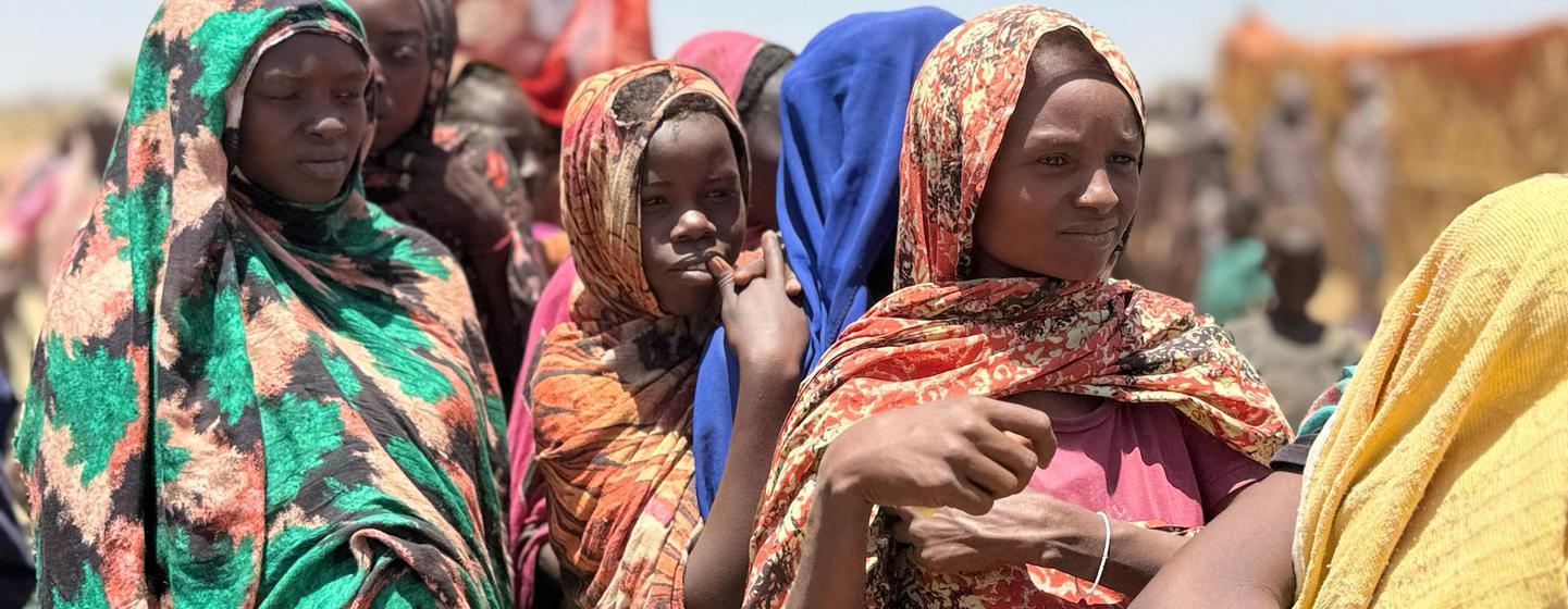 Des femmes et des enfants déplacés font la queue au camp de Zamzam à Tawila, dans le nord du Darfour.