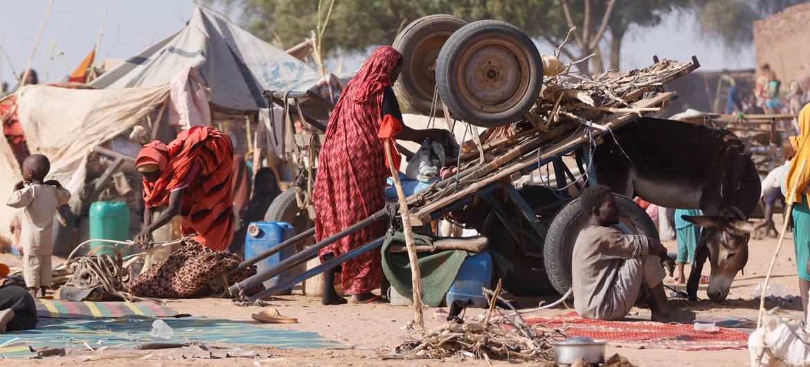 Sudaneses desplazados por la violencia en un refugio improvisado.