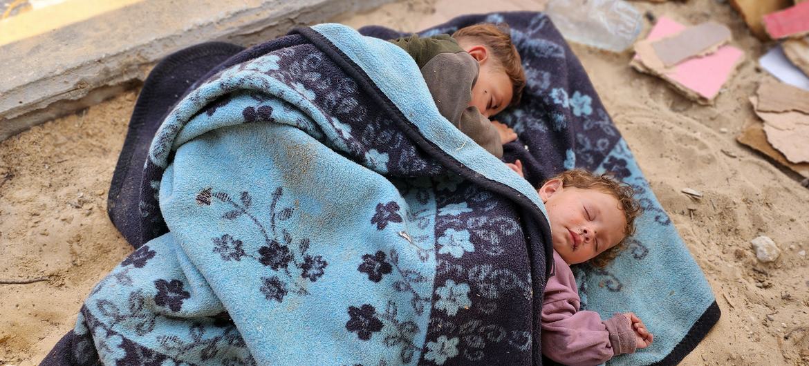 Crianças dormindo na rua na área de al-Mawase, no sul da Faixa de Gaza.