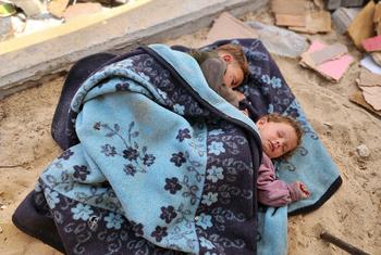 طفلان ينامان في العراء في منطقة المواصي، جنوب قطاع غزة.