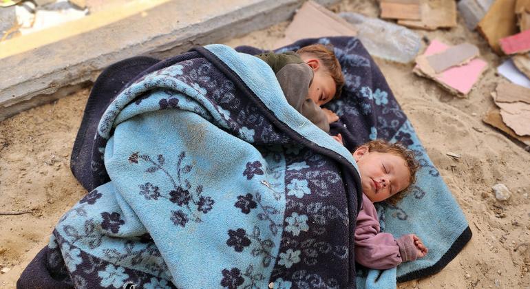 Niños durmiendo a la intemperie en al-Mawase, en el sur de la Franja de Gaza.