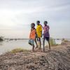 Des enfants marchent à côté de champs inondés à Bentiu, dans l’État d’Unity, au Soudan du Sud.