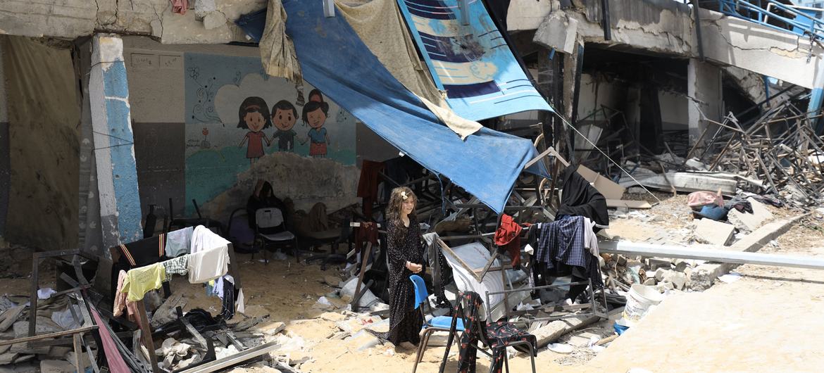 في غزة، يبحث الناس عن مأوى في أي مكان يستطيعونه، بما في ذلك المرافق المتضررة التابعة للأونروا في الشمال.