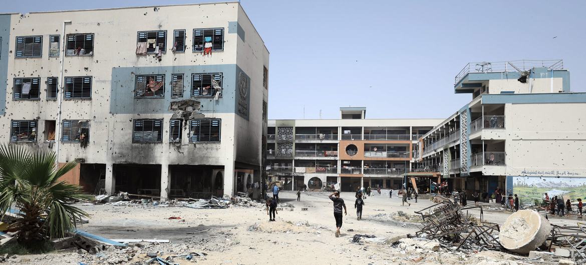 (أرشيف) إحدى المدارس التابعة للأونروا التي تحولت لملجأ للنازحين في شمال قطاع غزة وقد طالها الدمار.